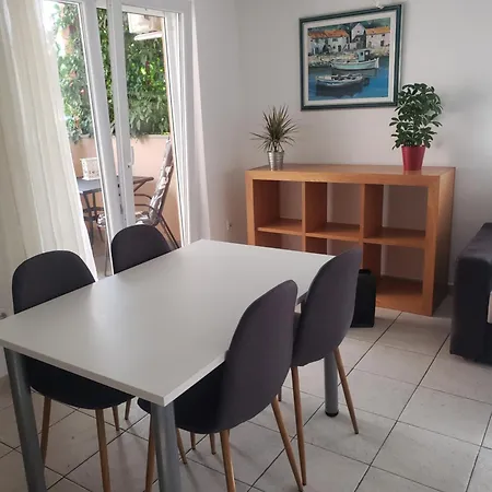 Apartment Elena With Free Parking And Terrace