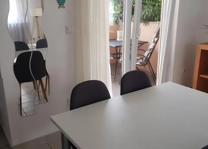 Lägenhet Elena With Free Parking And Terrace